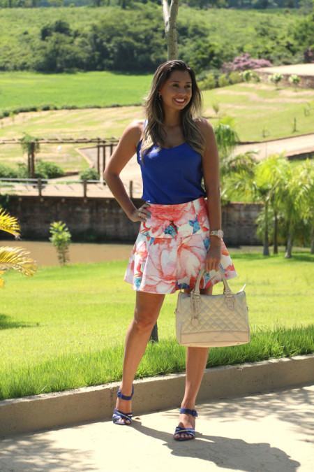 fotos saia estampada e regatinha com sandalia azul