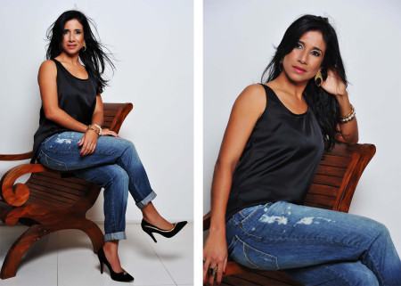 regatinha de seda com calca jeans e sapato scarpin