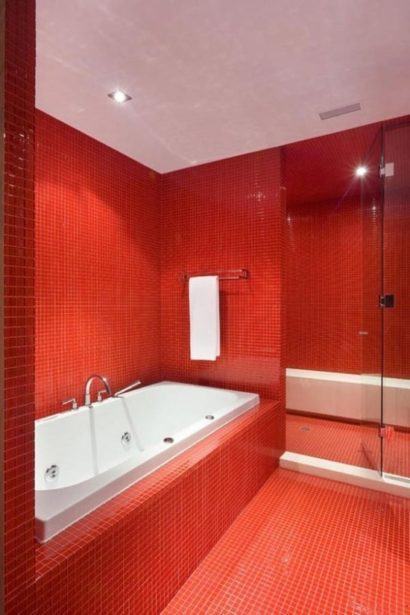 banheiro inteiro com pastilha vermelha