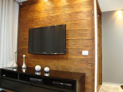 painel de tv com madeira de demolicao rustico