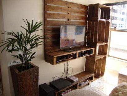 painel de tv de pallets com prateleiras