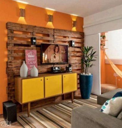 painel de tv de pallets na parede