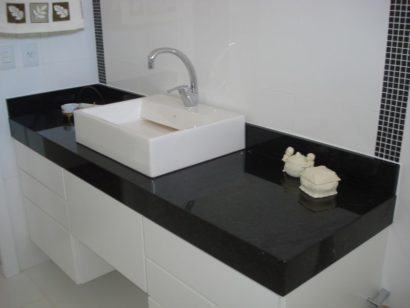 pedra de granito para banheiro na cor preta