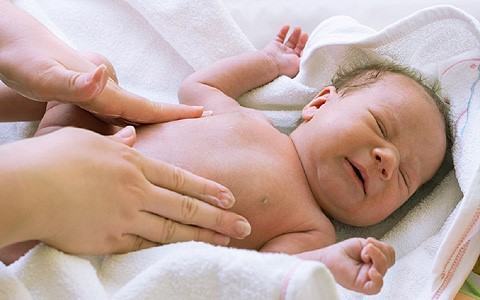 Cólicas: Chazinhos para gases em bebê