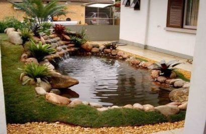 cascatinha e mini lago com pedras no jardim de casa