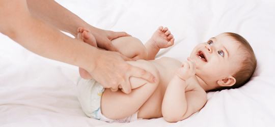 Como fazer Massagens para bebê com cólica