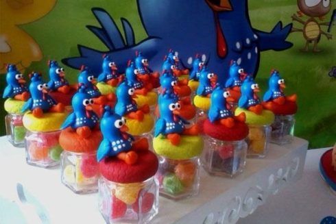 Para quem gosta e tem paciência para fazer os vidrinhos com biscuit na tampa, cheios de gominhas também são lindos. docinhos em vidrinho galinha pintadinha para lembrancinha de aniversario 1 ano