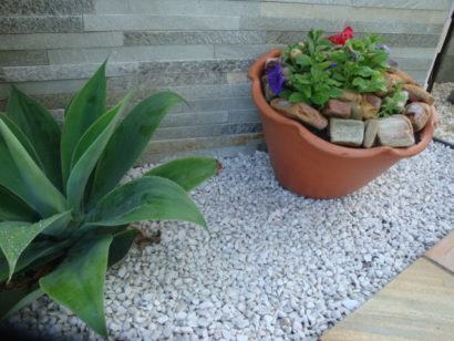 jardim decorados com pedras e vasos