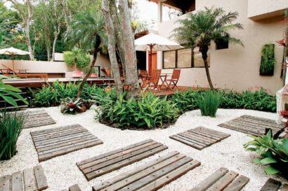 jardins com pedras decorativas e deck de madeira