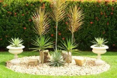 jardins com pedras decorativas e vaso