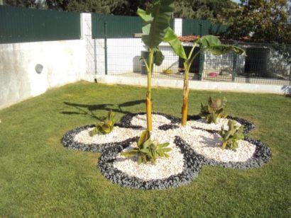 jardins com pedras decorativas em formato de flor