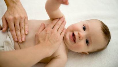 massagens para bebe com colica