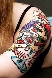 tatuagem feminina bem colorida