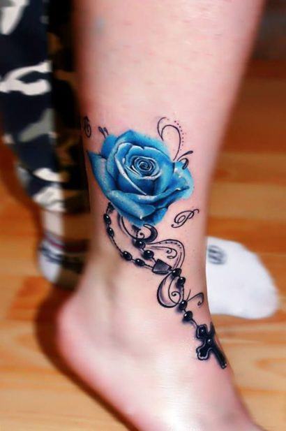 tatuagem feminina tornozelo flor azul