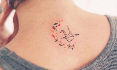 tatuagens minimalistas femininas no pescoço colorida