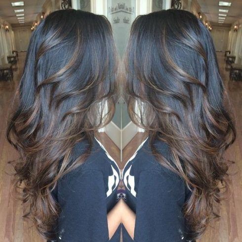 cabelos escuros com mechas tons caramelo
