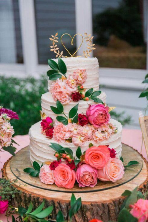 bolo com flores para casamento 490x735