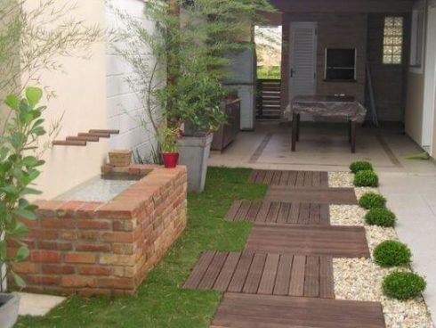 jardim com deck de madeira 1 490x368