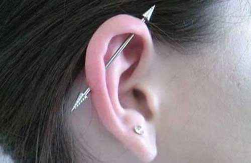 piercing transversal na orelha 1