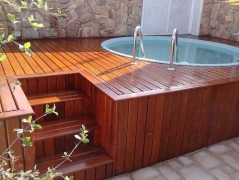piscina com deck de madeira 1 490x369