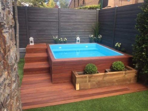 piscina com deck de madeira 2 490x368