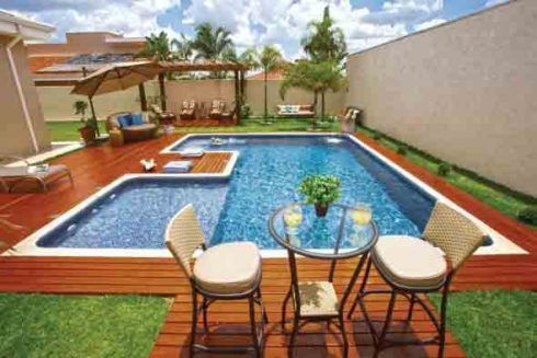 piscina com deck de madeira 3 490x327