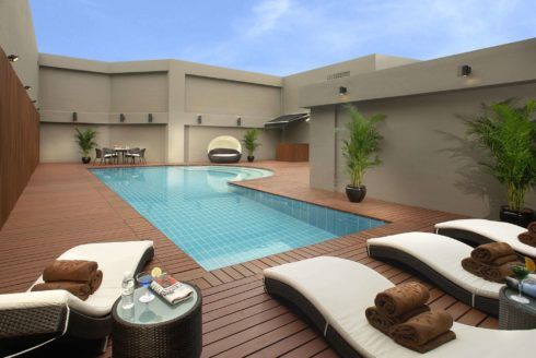 piscina com deck de madeira 4 490x328