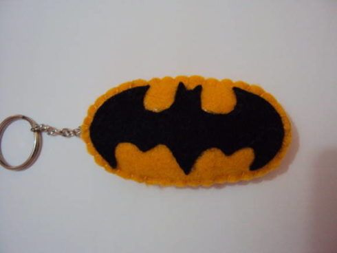 lembrancinha chaveirinho do batman feito de feltro 490x368