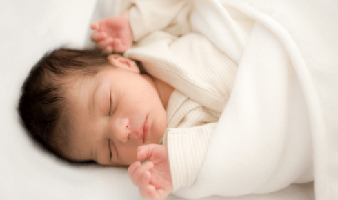 posição que o bebê deve dormir 490x290