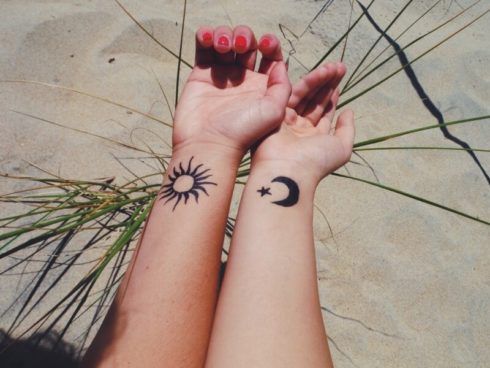sol e lua no pulso casal tattoo 490x368