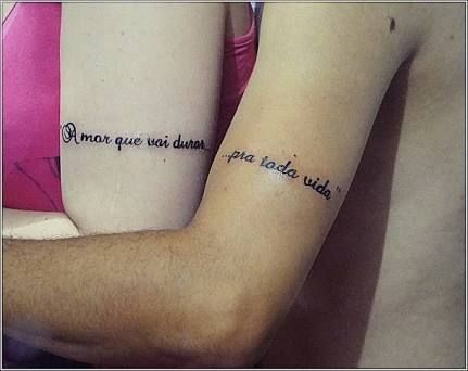 tatuagem casal frase no braco