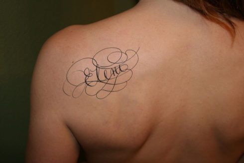 tatuagens femininas nas costas 3 490x327