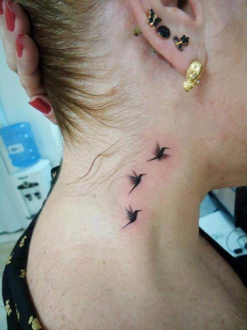 tatuagens femininas nos pescoco 490x653