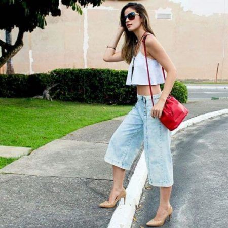 calça pantacourt jeans com top cropped