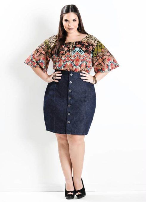 saias plus size jeans até o joelho 490x678