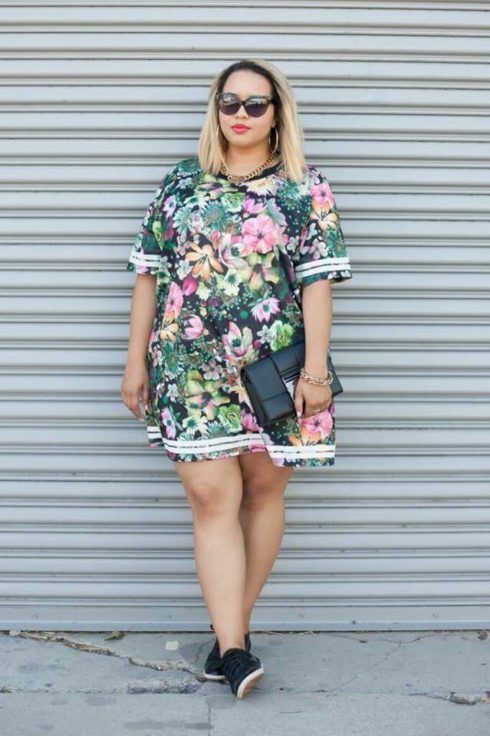 vestido estampado plus size com tenis preto 490x736