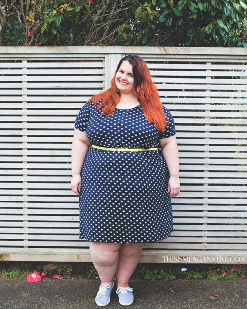 vestido plus size com tenis look casual 490x613