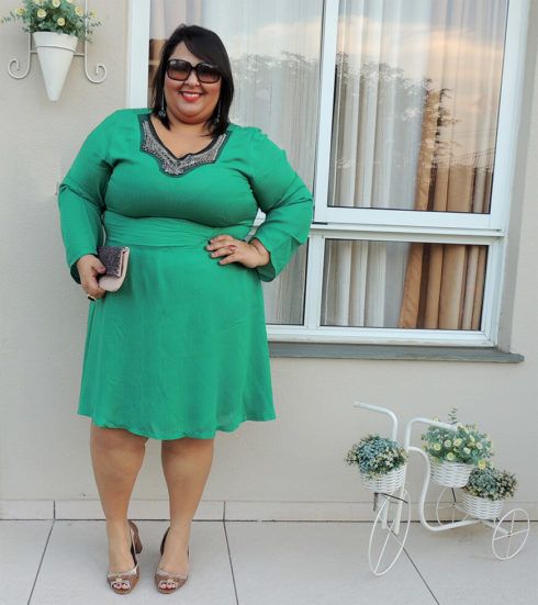 vestido plus size para casamento verde ate o joelho 490x551