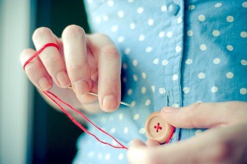 como pregar botao de camisa