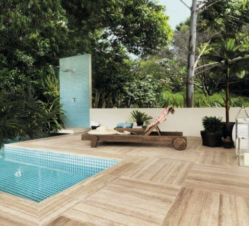 deck de porcelanato na piscina 1 490x445