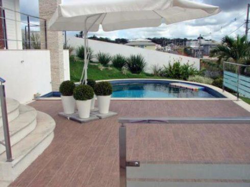 deck de porcelanato na piscina 2 490x368