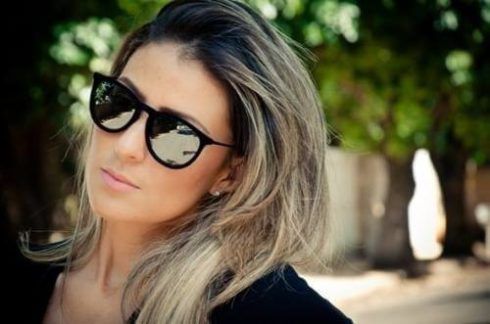 oculos de sol espelhado feminino com armação preta 490x324