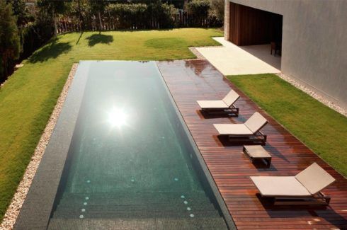 piscina com deck de madeira 1 490x325