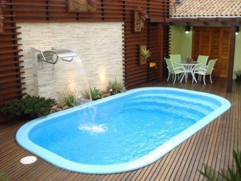 piscina com deck de madeira 2 490x368