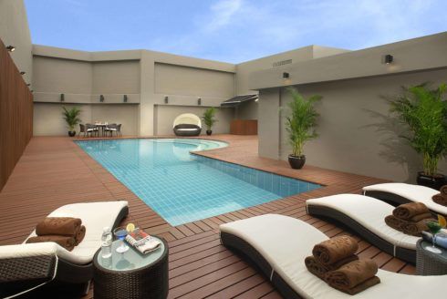 piscina com deck de madeira 3 490x328