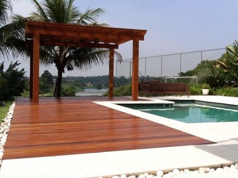 piscina com deck e pergolado 1 490x368