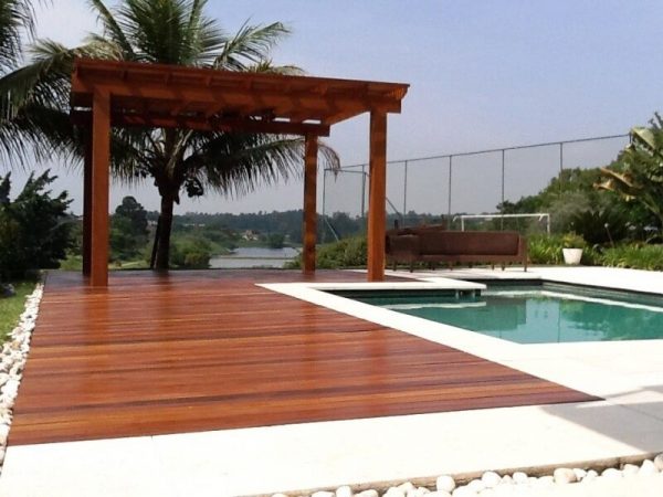 piscina com deck e pergolado 1