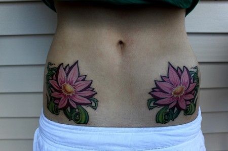 tatuagem flor de lotus na barriga 1