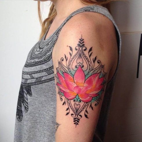 tatuagem flor de lotus no braco colorida 490x490