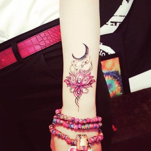tatuagem flor de lotus no braco rosa 490x490
